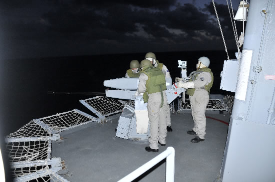 Grupo artilheiro do navio municia a metralhadora GAMBO de 20mm para o início do exercício de tiro realizado no dia 25 de janeiro de 2012. (foto: CCSM)