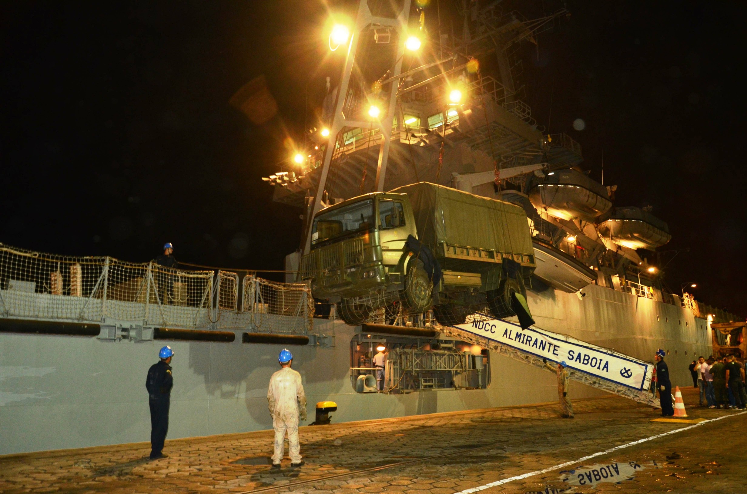 O Almirante Saboia desembarcando material do Corpo de Fuzileiros Navais no porto de Salvador em 5 de junho de 2013, para ser utilizado nas operações de segurança da Copa das Confederações da FIFA. O navio estava em transito para mais uma comissão no Haiti. (foto: CCSM)