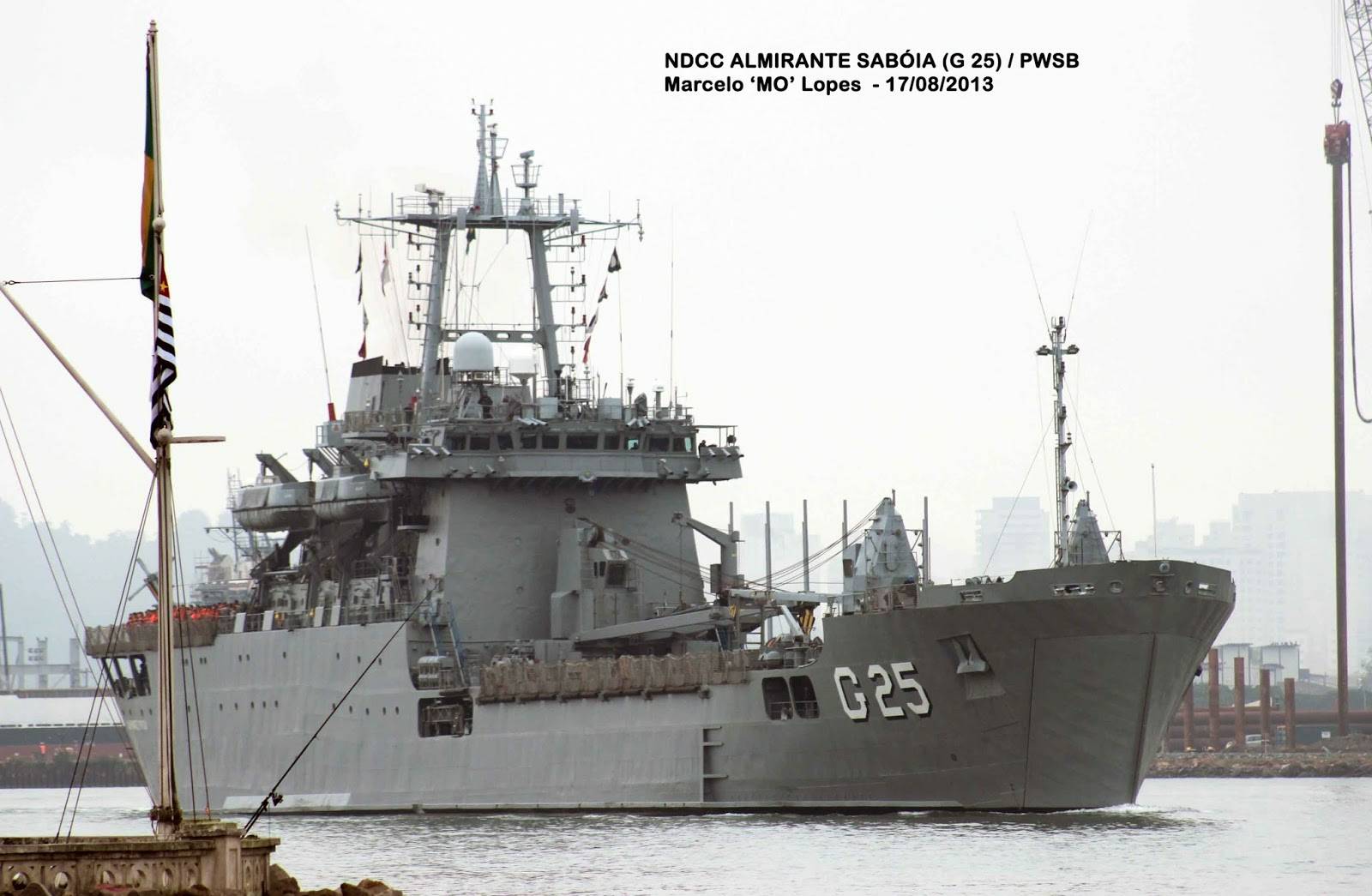 O Almirante Sabóia deixando o porto de Santos em 17 de agosto de 2013. (foto: Marcelo M. Lopes da Silva)