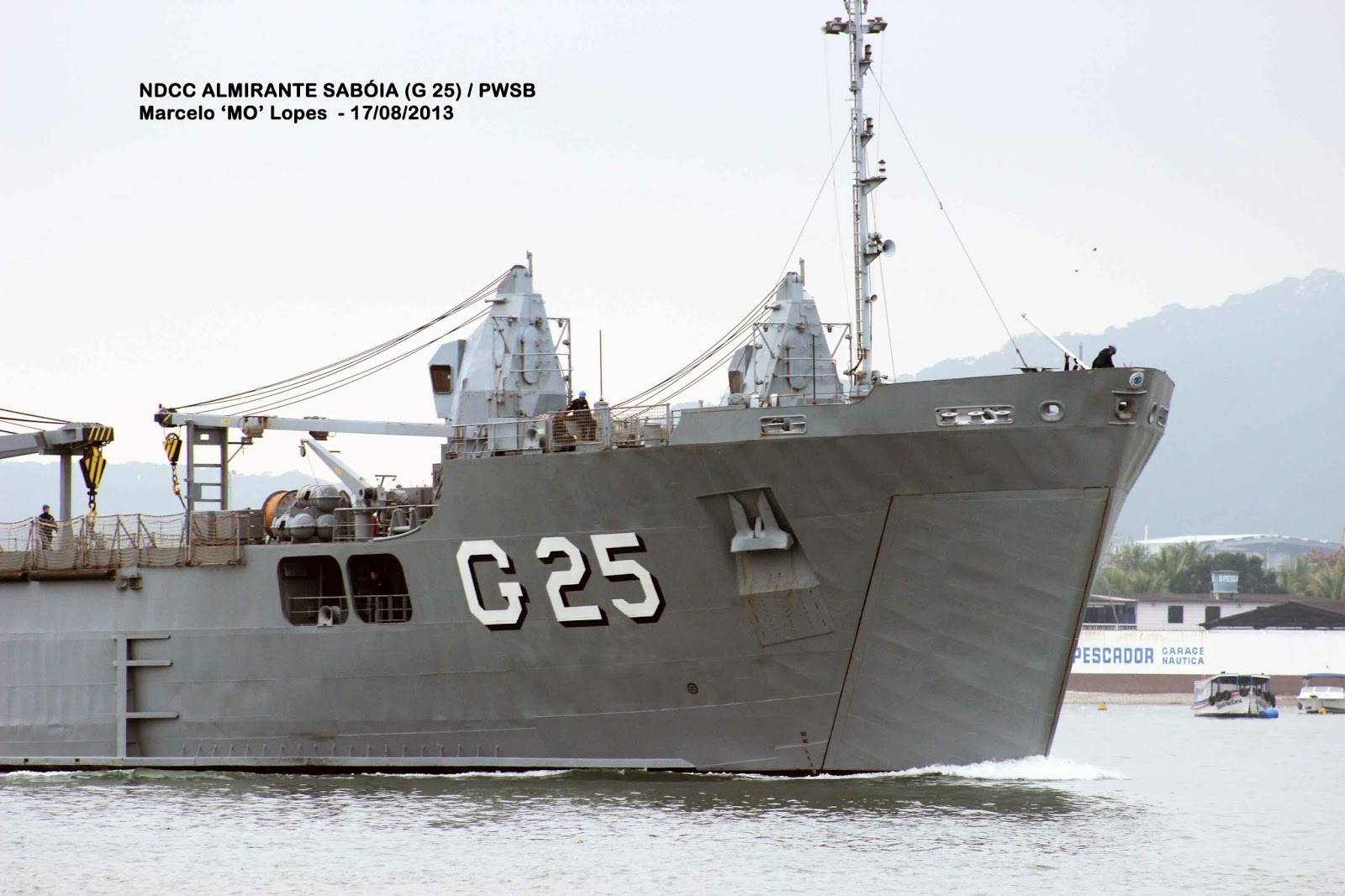 Detalhe da proa do Almirante Sabóia deixando o porto de Santos em 17 de agosto de 2013. (foto: Marcelo M. Lopes da Silva)