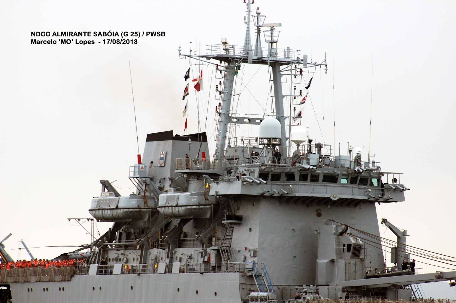 Detalhe da superestrutura do Almirante Sabóia deixando o porto de Santos em 17 de agosto de 2013. (foto: Marcelo M. Lopes da Silva)