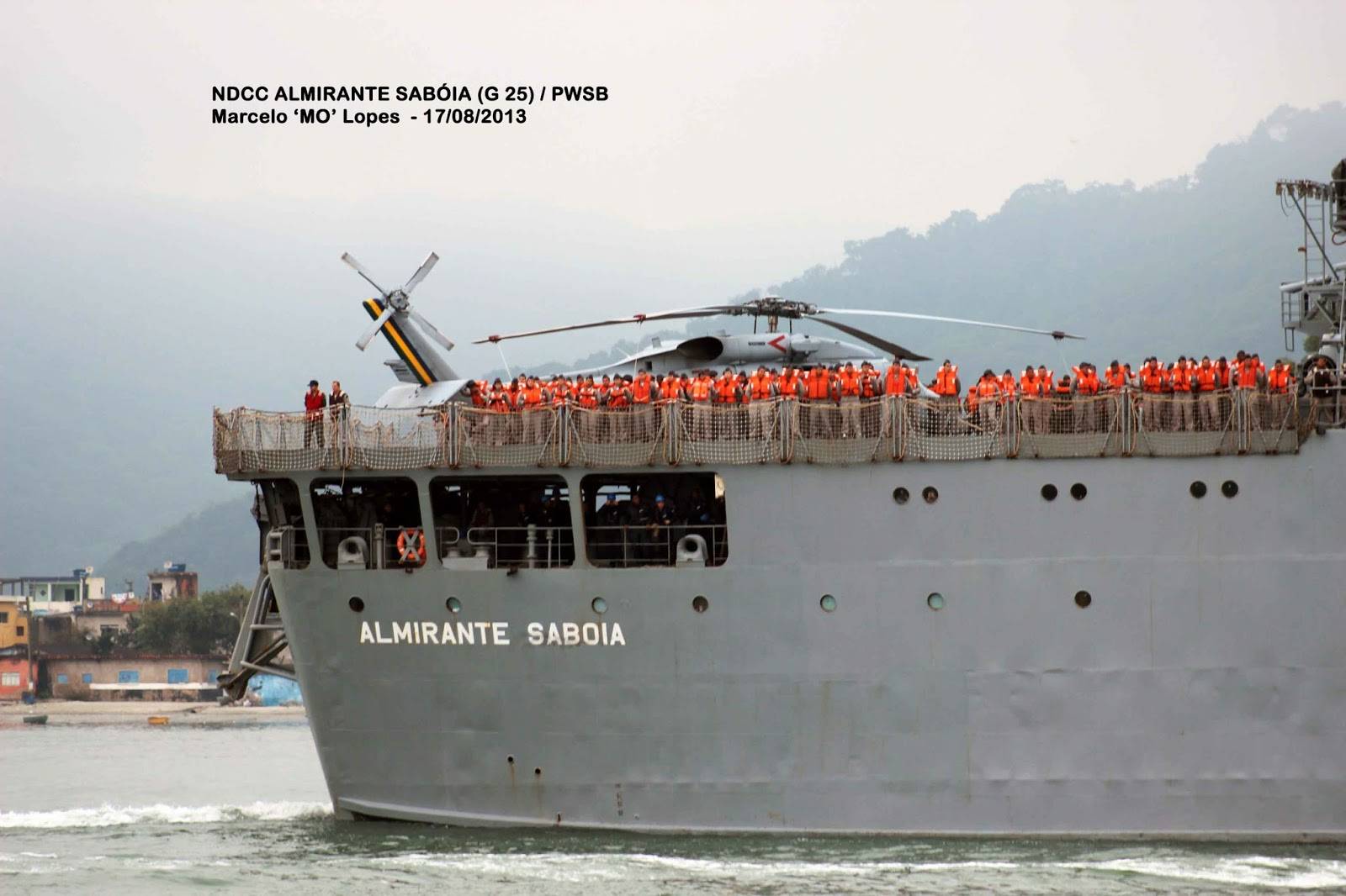 Detalhe da popa e do convôo do Almirante Sabóia deixando o porto de Santos em 17 de agosto de 2013, com destaque para a aeronave MH-16 Seahawk. (foto: Marcelo M. Lopes da Silva)