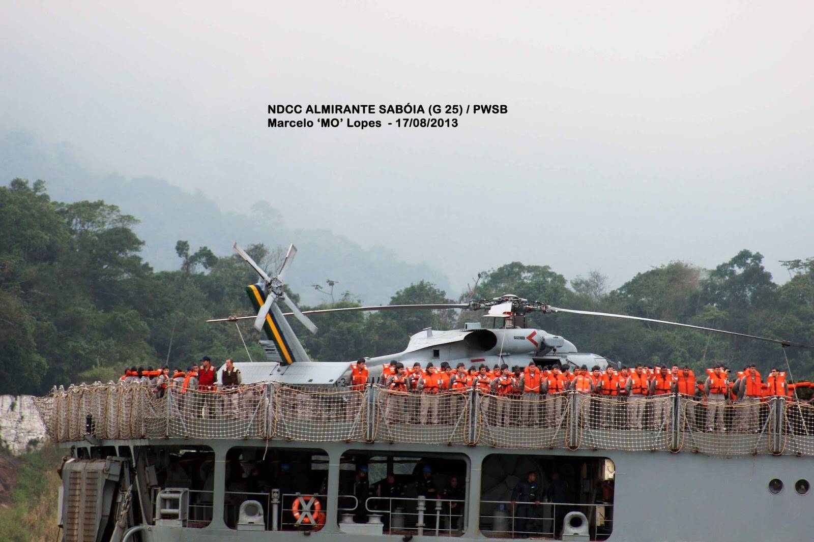 Detalhe da popa e do convôo do Almirante Sabóia deixando o porto de Santos em 17 de agosto de 2013, com destaque para a aeronave MH-16 Seahawk. (foto: Marcelo M. Lopes da Silva)