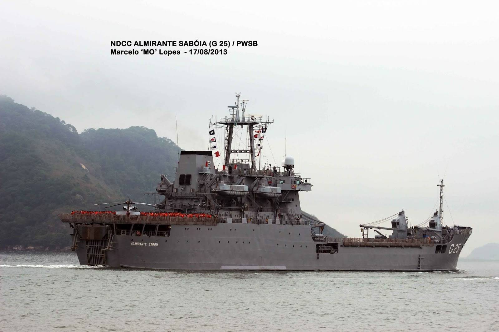 O Almirante Sabóia, em 3/4 de popa,  deixando o porto de Santos em 17 de agosto de 2013, com destaque para a aeronave MH-16 Seahawk. (foto: Marcelo M. Lopes da Silva)