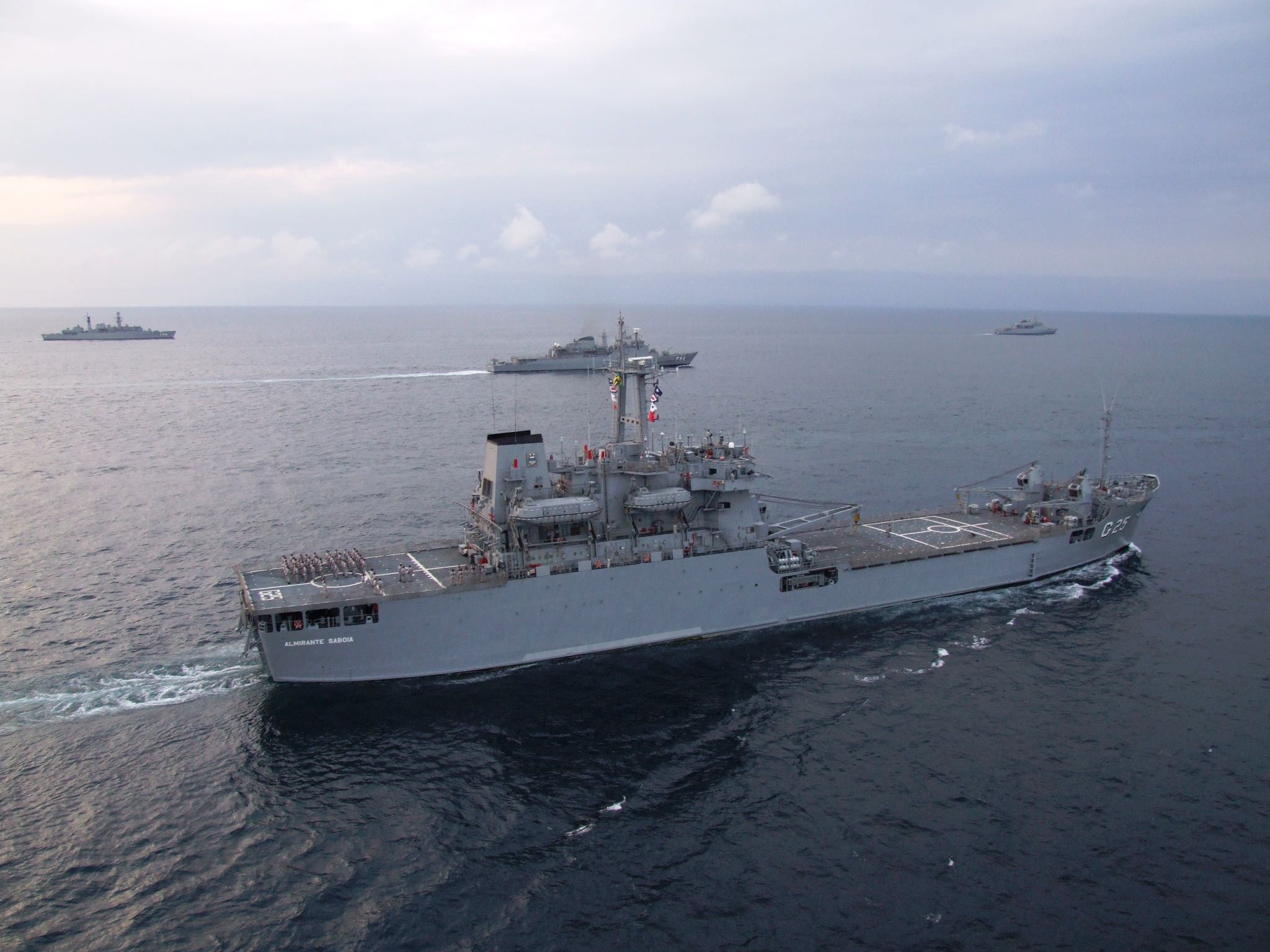 O Almirante Saboia operando com outros navios da Esquadra. (foto: ?)