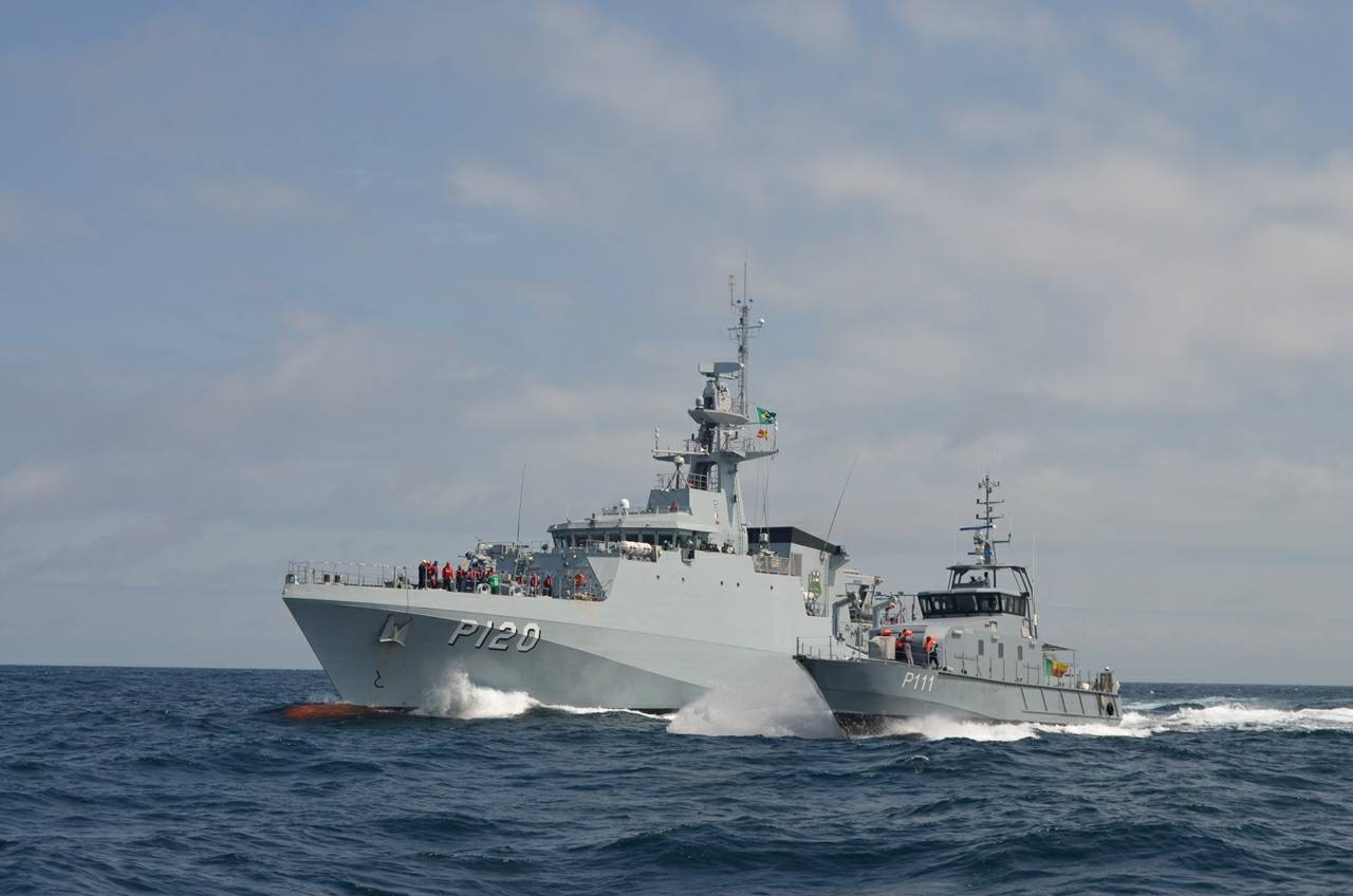 Realizando Passex com uma lancha patrulha da Força Naval de Benin. (foto: NPaOc Amazonas)