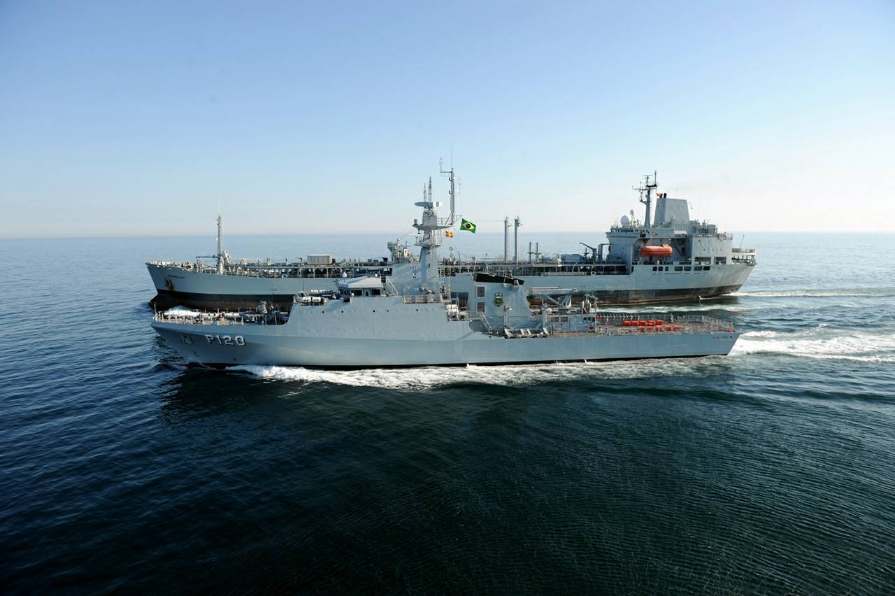 O Amazonas realizando faina de TOM (RAS – Refuelling at Sea) com um navio tanque da Royal Fleet Auxiliary, durante o FOST – Flag Officer Sea Training. (foto: NPaOc Amazonas)