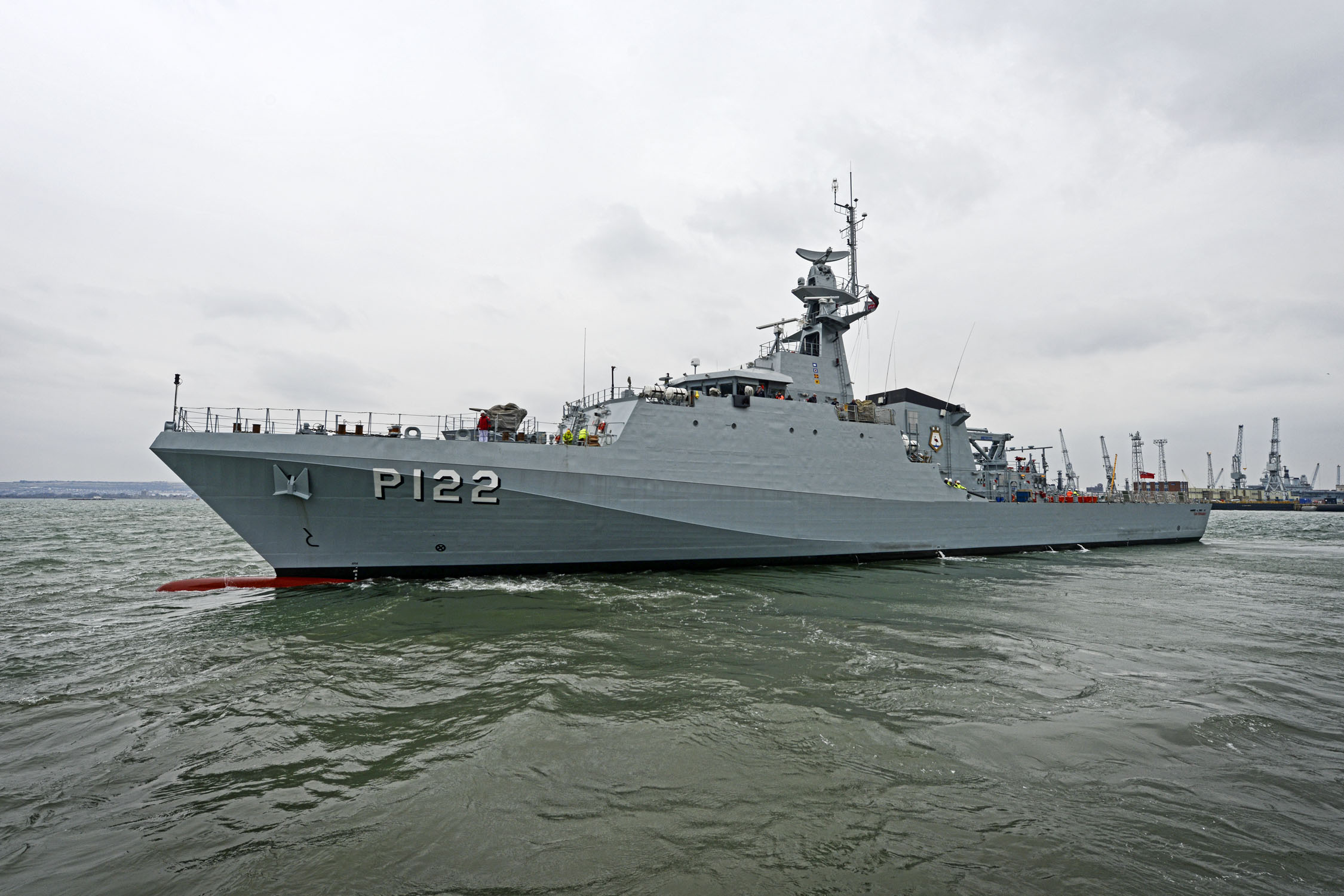 O Araguari (na foto ainda como San Fernando) suspendendo de Portsmouth em 5 de abril para realizar testes de mar. (foto: BAe Systems)