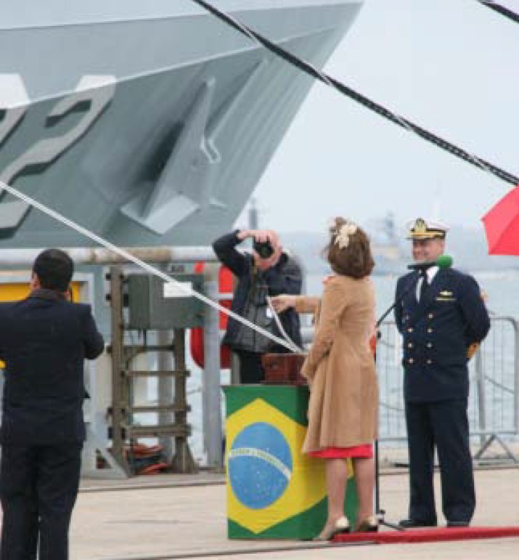Cerimônia de Mostra de Armamento e incorporação a Armada do Araguari, realizada em Portsmouth no dia 21 de junho de 2013, com a madrinha, Sra. Elizabeth Pinto Heluey batizando o navio. (foto: David Asprey)