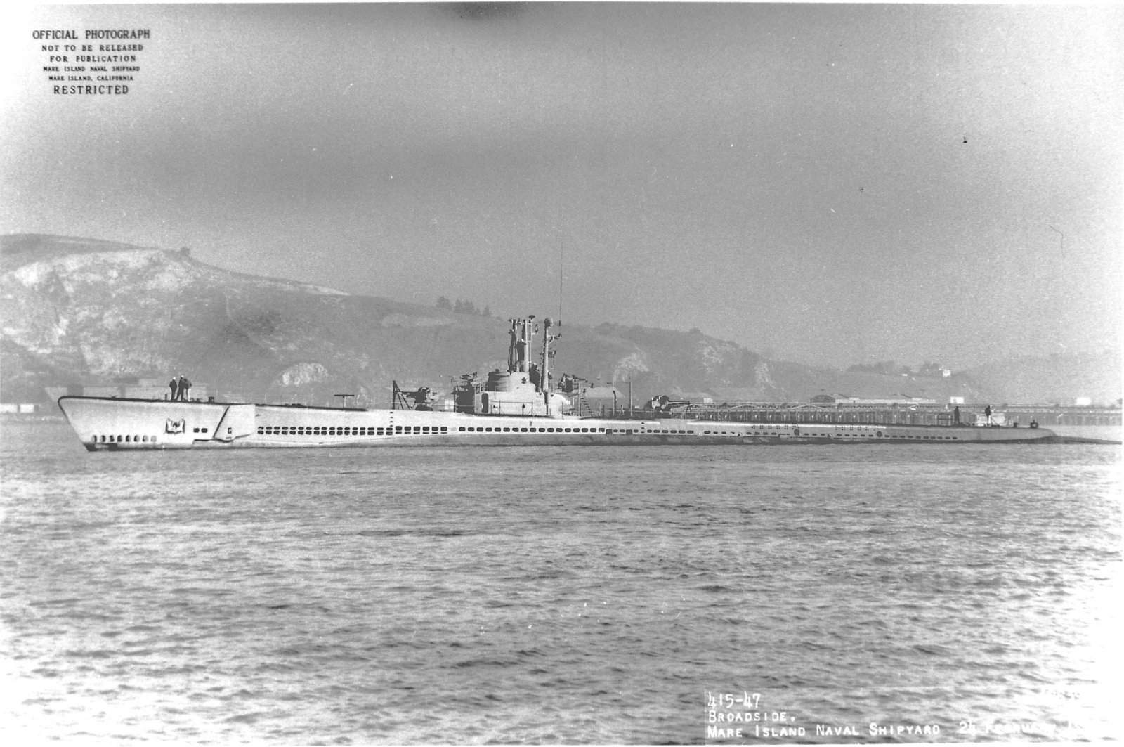 Vista lateral do Plaice realizando testes de mar em 24 de fevereiro de 1947 ao largo de Mare Island, durante o período de reparos realizados no mesmo Arsenal. (foto: U.S. Navy)