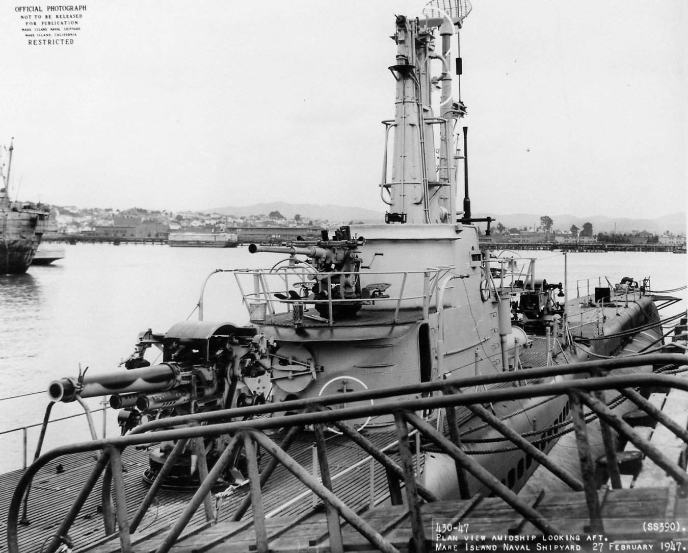 Seção de meia nau vista de vante para ré, com destaque para vela, em 27 de fevereiro de 1947, durante o período de reparos realizado no Arsenal de Mare Island. (foto: U.S. Navy)