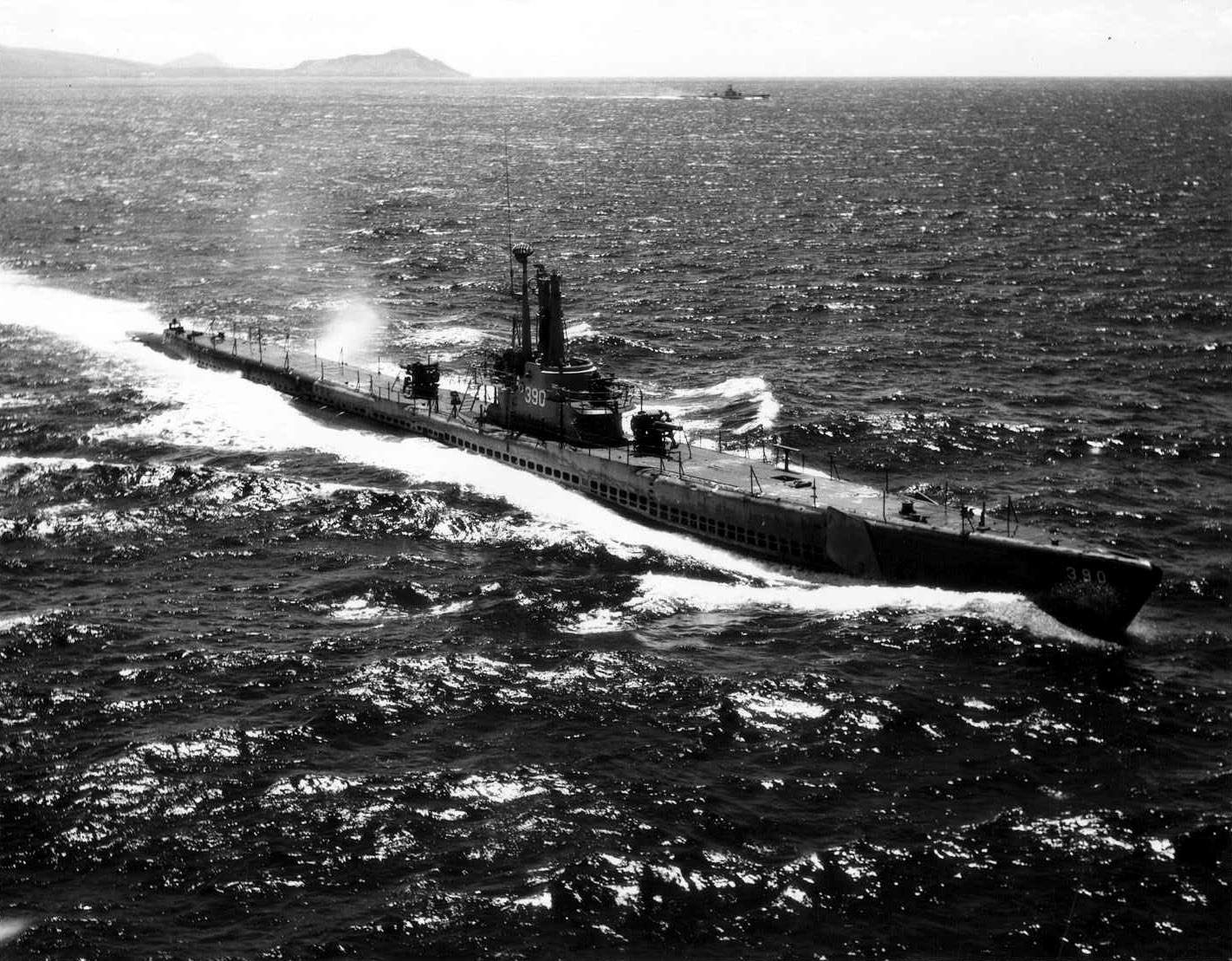 O Plaice  SS 390, navegando junto com outro submarino ao largo de Diamond Head, Honolulu (Hawaii) por volta de 1946-47. (foto: ?)