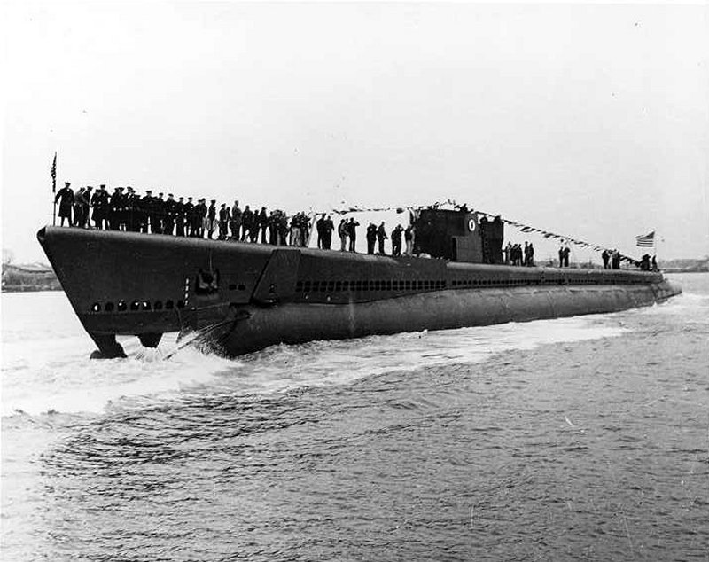 O USS Plaice sendo lanado ao mar em 15 de novembro de 1943. (foto: U.S. Navy)