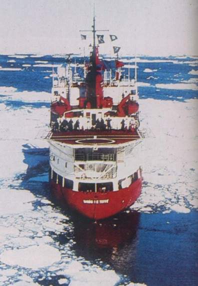 O NApOc Barão de Teffé, operando no continente antártico. (foto: SRPM)