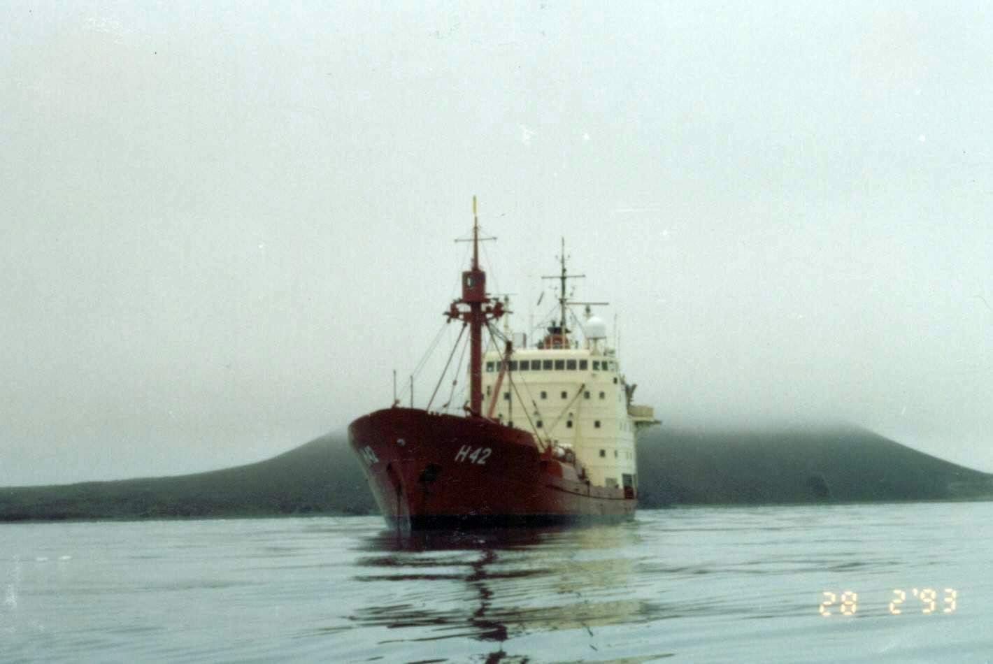 O NApOc Barão de Teffé, operando no continente antártico. (foto: SDM)
