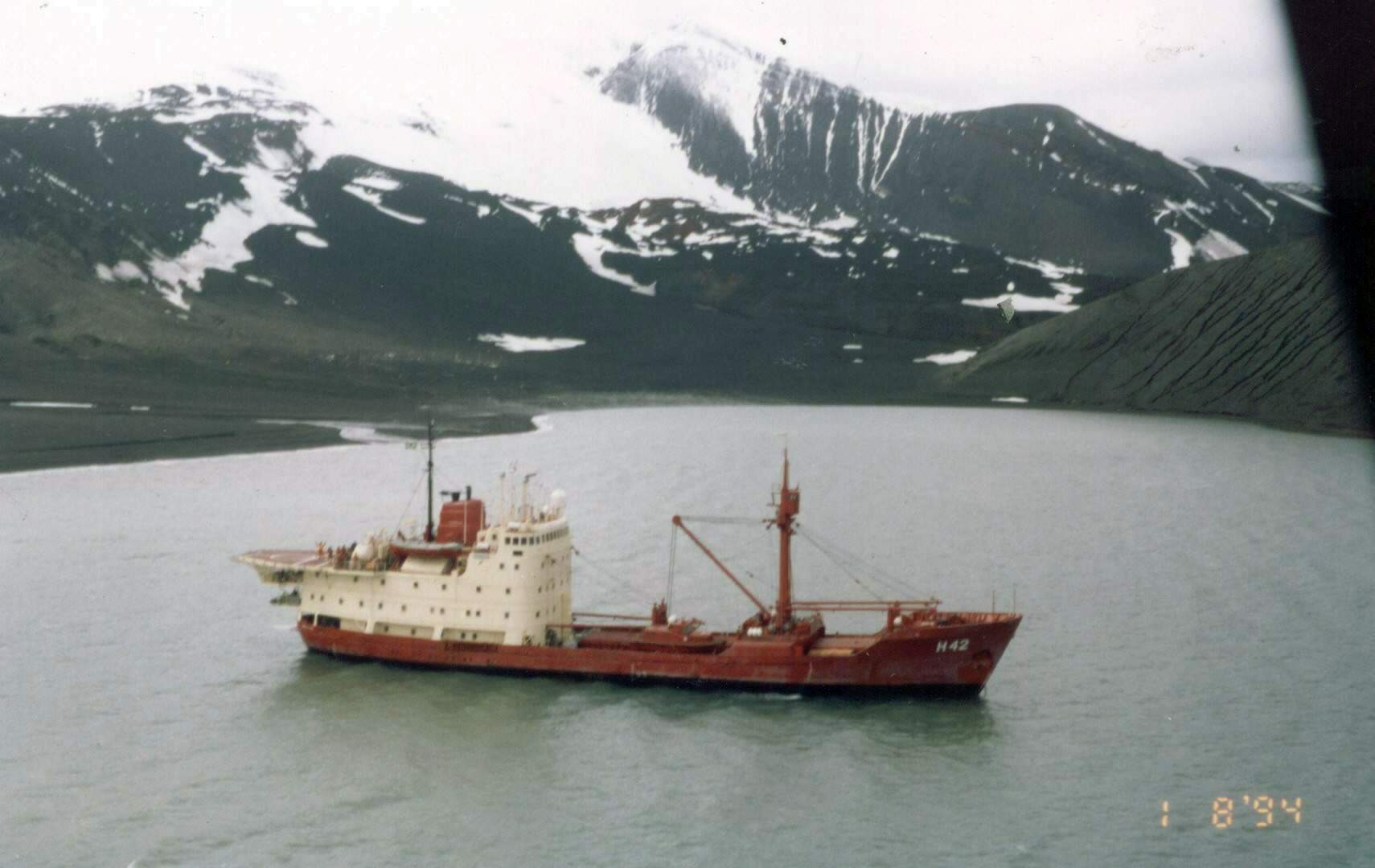 O NApOc Barão de Teffé operando no continente Antártico. (foto: SDM)