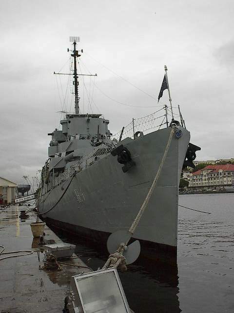 O Navio-Museu Bauru, atracado agora fica sediado no Centro Cultural da Marinha. (foto: Rogério Cordeiro, 10/2003)