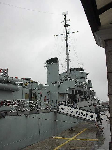 Meia nau do Bauru, onde pode-se notar em destaque o reparos triplo de torpedos e os reparos Oerlikon de 20 mm. (foto: Rogério Cordeiro, 10/2003)