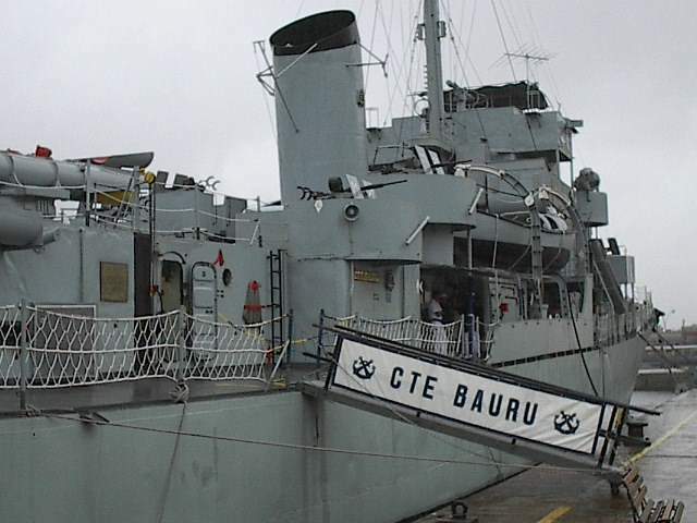 Meia nau do Bauru, onde pode-se notar em destaque o reparo triplo de torpedos e os reparos Oerlikon de 20 mm. (foto: Rogério Cordeiro, 10/2003)
