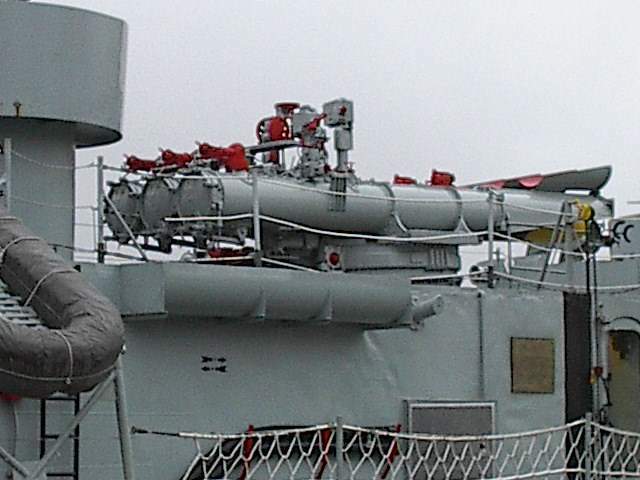 Meia nau do Bauru, onde pode-se notar em destaque o reparo triplo de torpedos de 21 pol. (foto: Rogério Cordeiro, 10/2003)