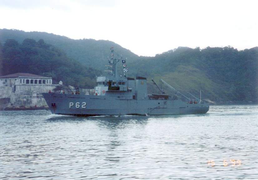 O Bocaina - P 62, entrando no Porto de Santos em 15 de junho de 1999. (foto: Silvio Smera)