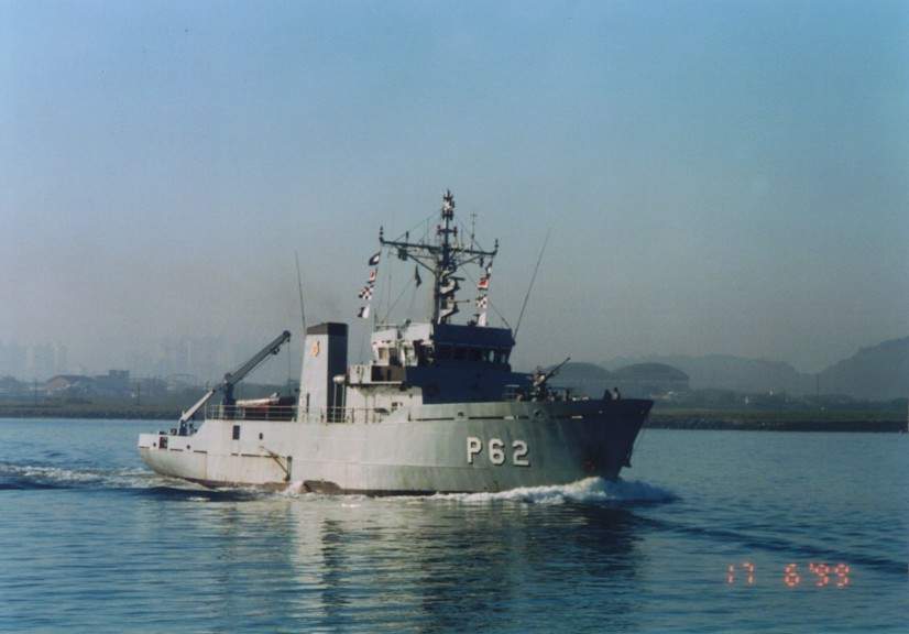 O Bocaina - P 62, saindo do Porto de Santos em 17 de junho de 1999. (foto: Silvio Smera)