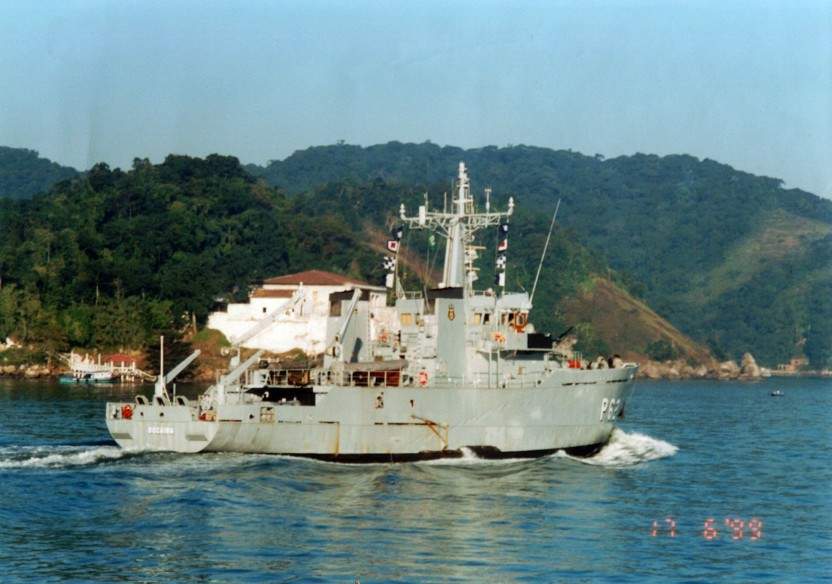 O Bocaina - P 62, saindo do Porto de Santos em 17 de junho de 1999. (foto: Silvio Smera)