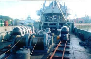 Trilhos para o lançamento de minas instalados a bordo da Cv Caboclo - V 19. Na foto aparecem minas MFC 01-100. (foto: Cv Caboclo)