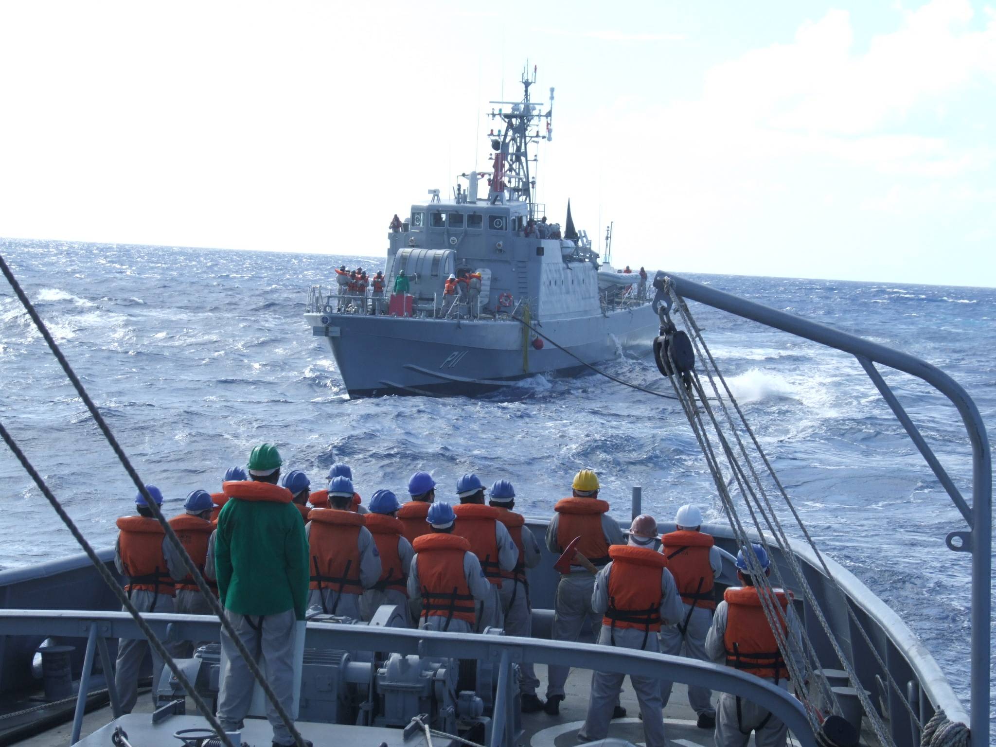 Realizando Transferência de Óleo no Mar (TOM) para o NPa Brendan Simbwaye, da Marinha da Namíbia, na manhã de 5 de abril de 2009, durante a comissão de apoio a travessia desse navio para o seu país. (foto Corveta, via Base Naval de Aratu).