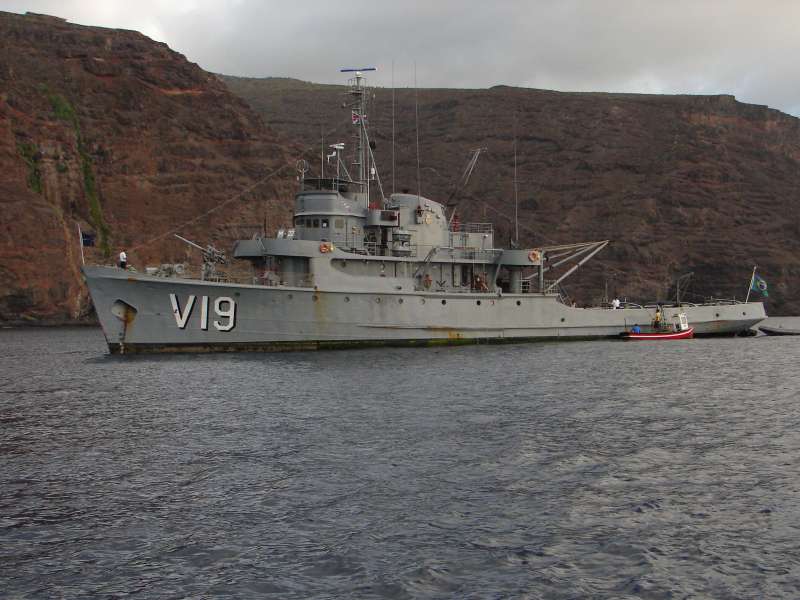A Caboclo por ocasião de sua escala em na Ilha de Santa Helena quando realizava a escolta da travessia do NPa Brendan Simbwaye, da Marinha da Namíbia, na tarde de 13 de abril de 2009. (foto: Bruce Salt)