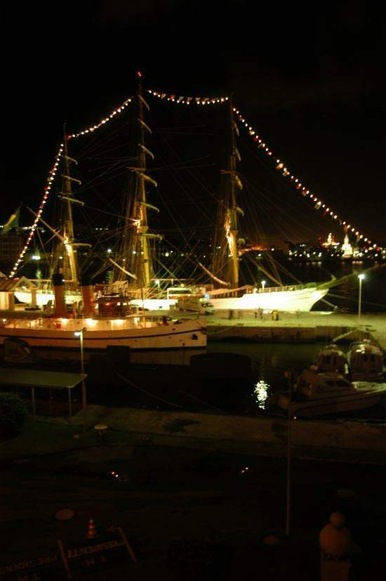 O NVe Cisne Branco, atracado a noite no Espaço Cultural da Marinha no Rio de Janeiro, junto com o Navio-Museu Laurindo Pitta. (foto: ?)
