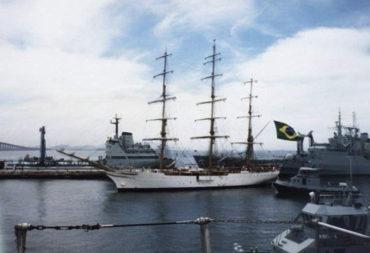 O NVe Cisne Branco, manobrando dentro da Base Naval do Rio de Janeiro. (foto: ?, via José Henrique Mendes)