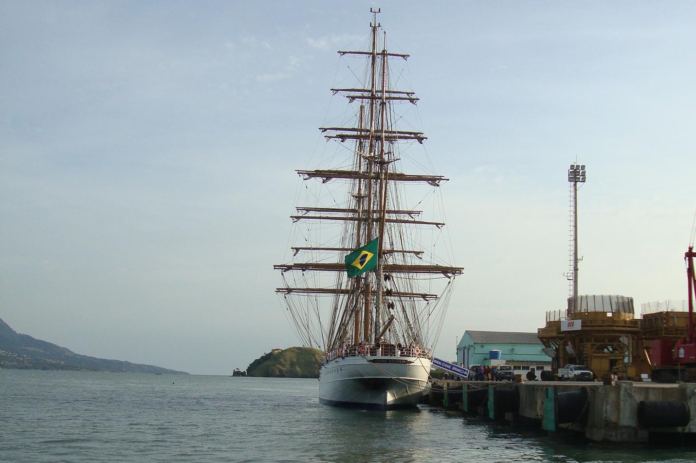 O Cisne Branco atracado no porto de São Sebastião, onde esteve de 1º a 6 de julho de 2011 para participar da Semana de Vela de Ilha Bela. (foto: Kelso Médici – 05/07/2011)