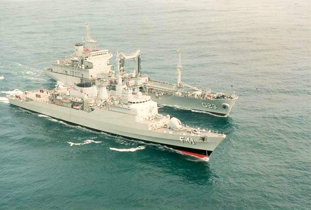 A Fragata Defensora ao lado do Navio Tanque Almirante Gastão Motta. (foto: SRPM)