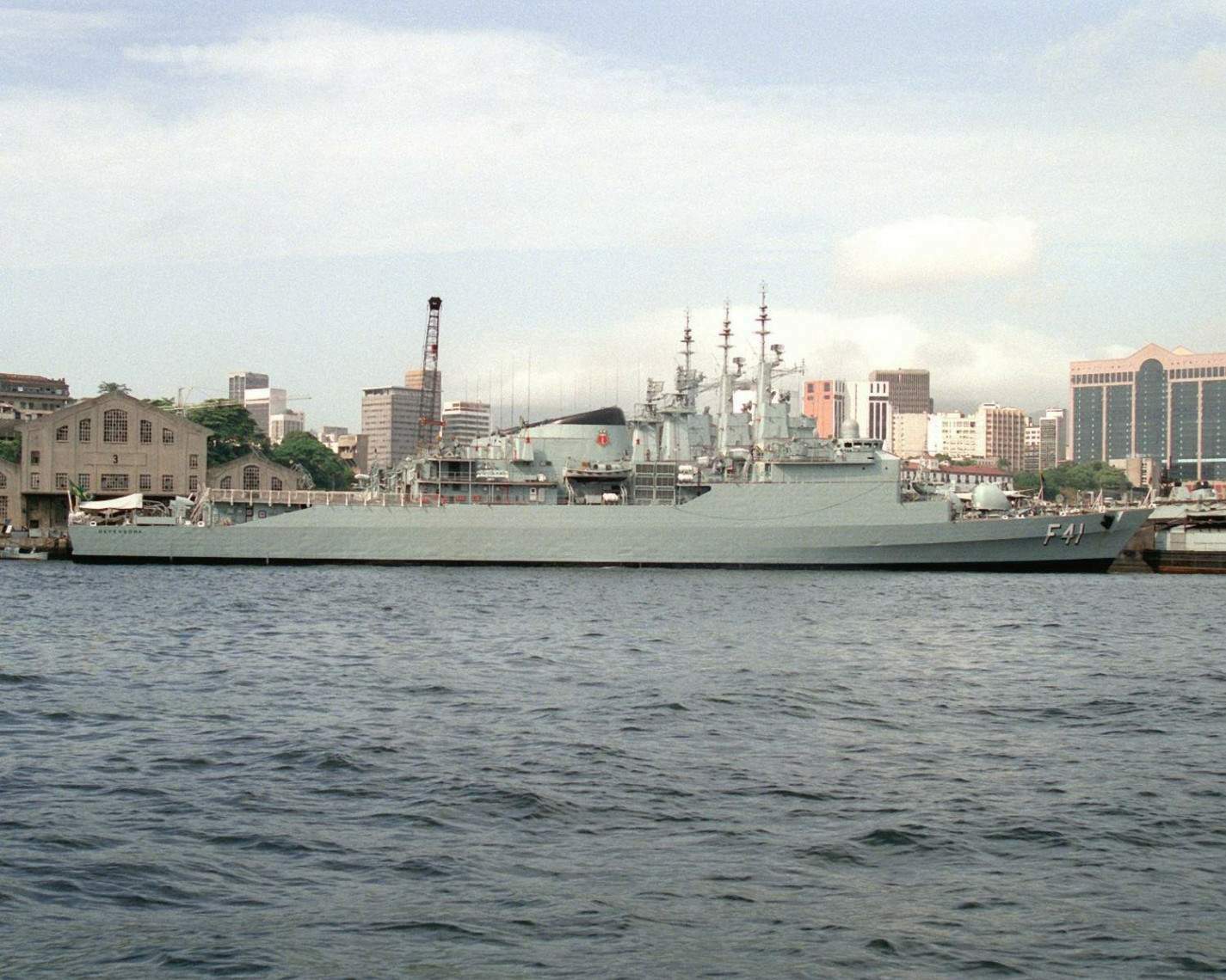 A Defensora atracada no Arsenal de Marinha do Rio de Janeiro, junto com outras fragatas da classe Niterói. (foto: Don S. Montgomery, USN) 