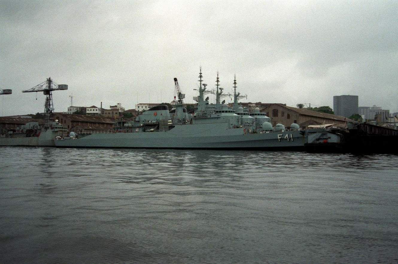 A Defensora atracada no Arsenal de Marinha do Rio de Janeiro, junto com outras fragatas da classe Niterói. (foto: Don S. Montgomery, USN) 