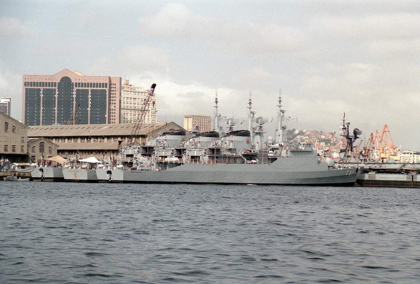 A Defensora atracada no Arsenal de Marinha do Rio de Janeiro, a contrabordo das Fragatas Independência e Niterói. (foto: Don S. Montgomery, USN) 