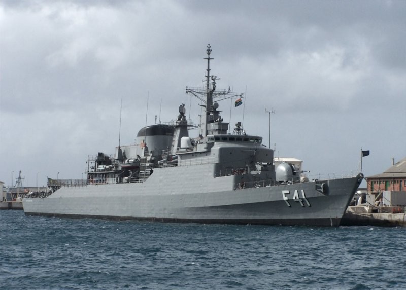 A Defensora atracada na Base Naval de Simon´s Town (África do Sul), durante a Operação IBSAMAR 08, realizada em conjunto com as marinhas da África do Sul e da Índia. (foto: ALIDE - Felipe Salles) 