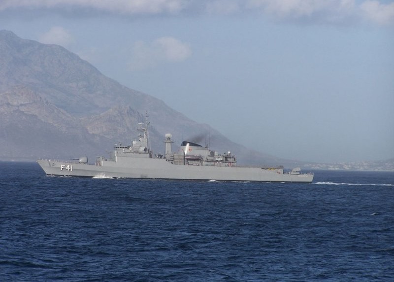 A Defensora ao largo de Capetown, durante a Operação IBSAMAR 08, realizada em conjunto com as marinhas da África do Sul e da Índia. (foto: ALIDE - Felipe Salles) 