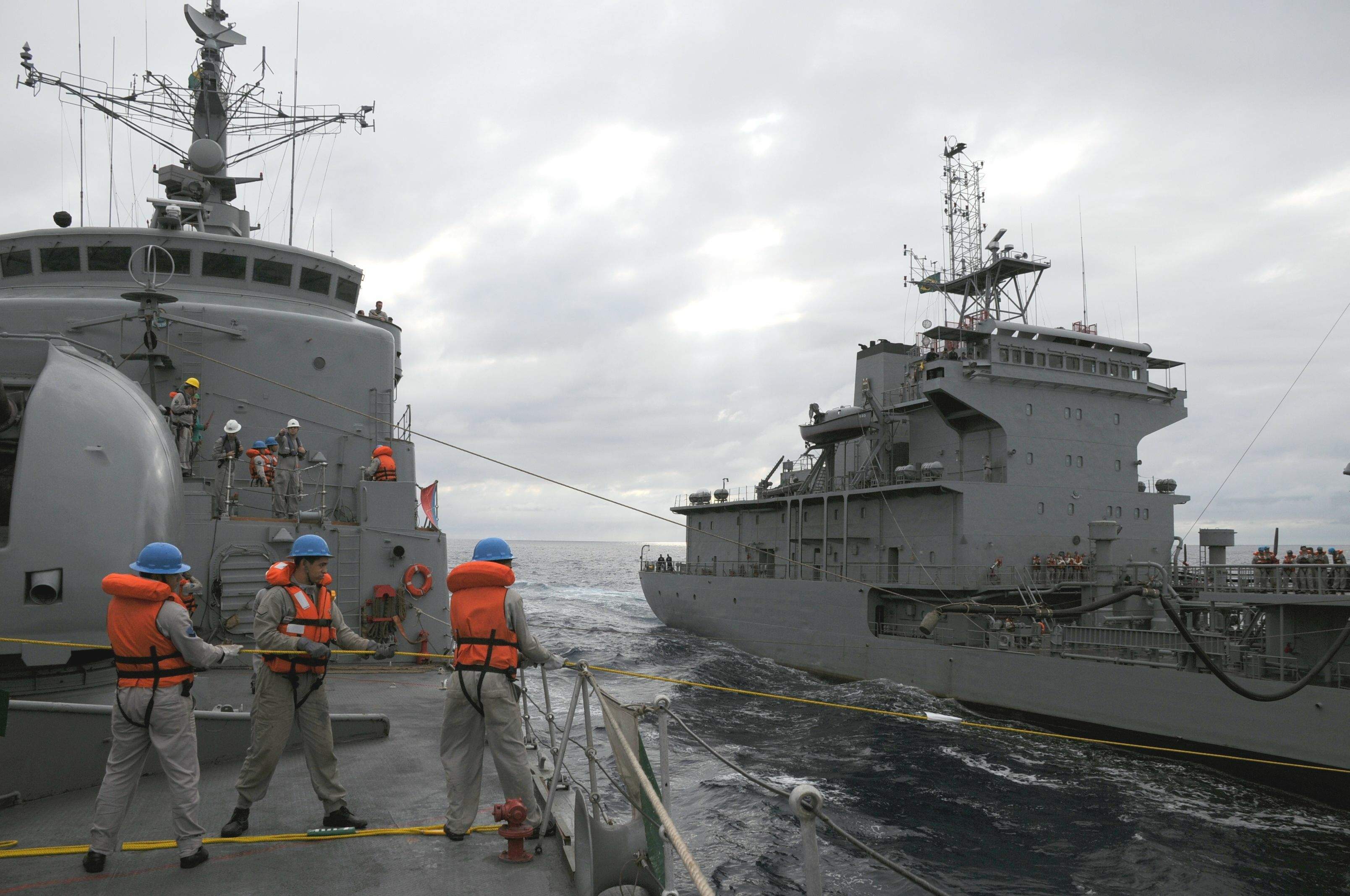 A defensora recebendo um mangote do NT Almirante Gastão Motta durante a ADEREX-II/09. (foto: 1º SG-CP Auto, via ComemCh)