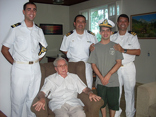 O Dr. Manoel Montenegro (ao centro), acompanhado do seu filho mais novo, do Comandante do NasH Doutor Montenegro e de Oficiais do navio (foto: CCSM)