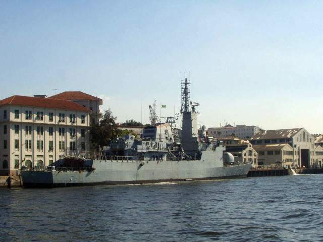 A Cv Frontin atracada no Arsenal de Marinha do Rio de Janeiro. (foto: via Revista Naval e Xoán Porto)