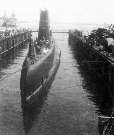 O Submarino Goiás, sendo docado no Dique Flutuante Afonso Pena - G 25. (foto: Mario Roberto Vaz Carneiro/Segurança & Defesa, 1985)