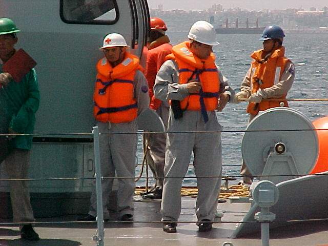 O equipe de convés do NPa Gravataí, a postos na proa durante faina de transferencia de carga leve com o NPa Guaratuba. (foto: NPa Guaratuba)