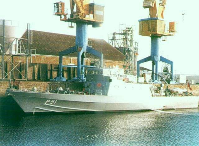 O NPa Gravataí, ainda sem armamento em escala em Brest em 17 de novembro de 1999, durante a travessia da Alemanha para o Brasil. (foto: Marines Guerre & Commerce)