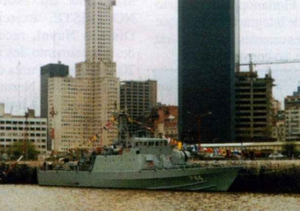 O NPa Guajará - P 44, atracado em Buenos Aires, durante a Operação NAPAREX em julho de 1998. (foto: SRPM)