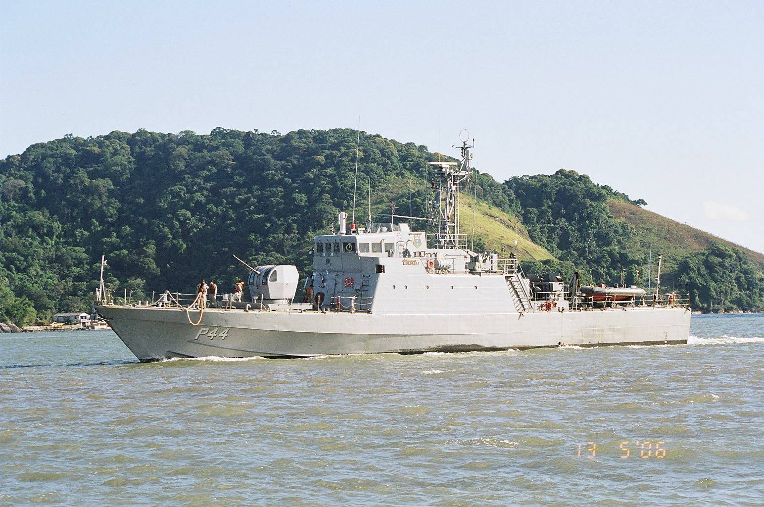 O NPa Guajará - P 44, entrando no porto de Santos-SP, voltando de uma patrulha. (foto: Marcelo M. Lopes da Silva - 13/05/2006)