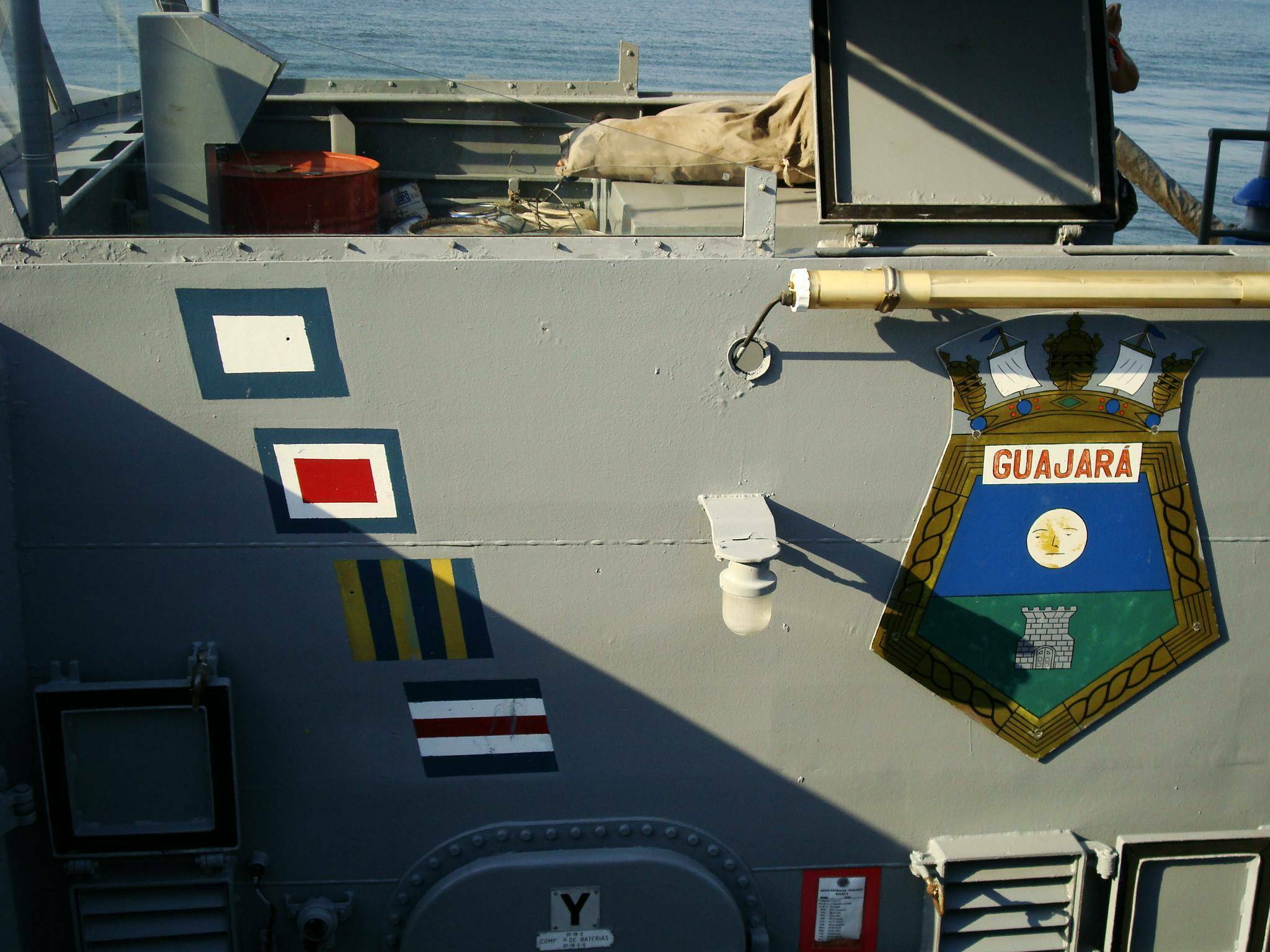 Detalhes da superestrutura mostrando o passadiço, e na lateral, pintado o callsign e o brasão do navio. (foto: NGB - Bruno Pricolli)