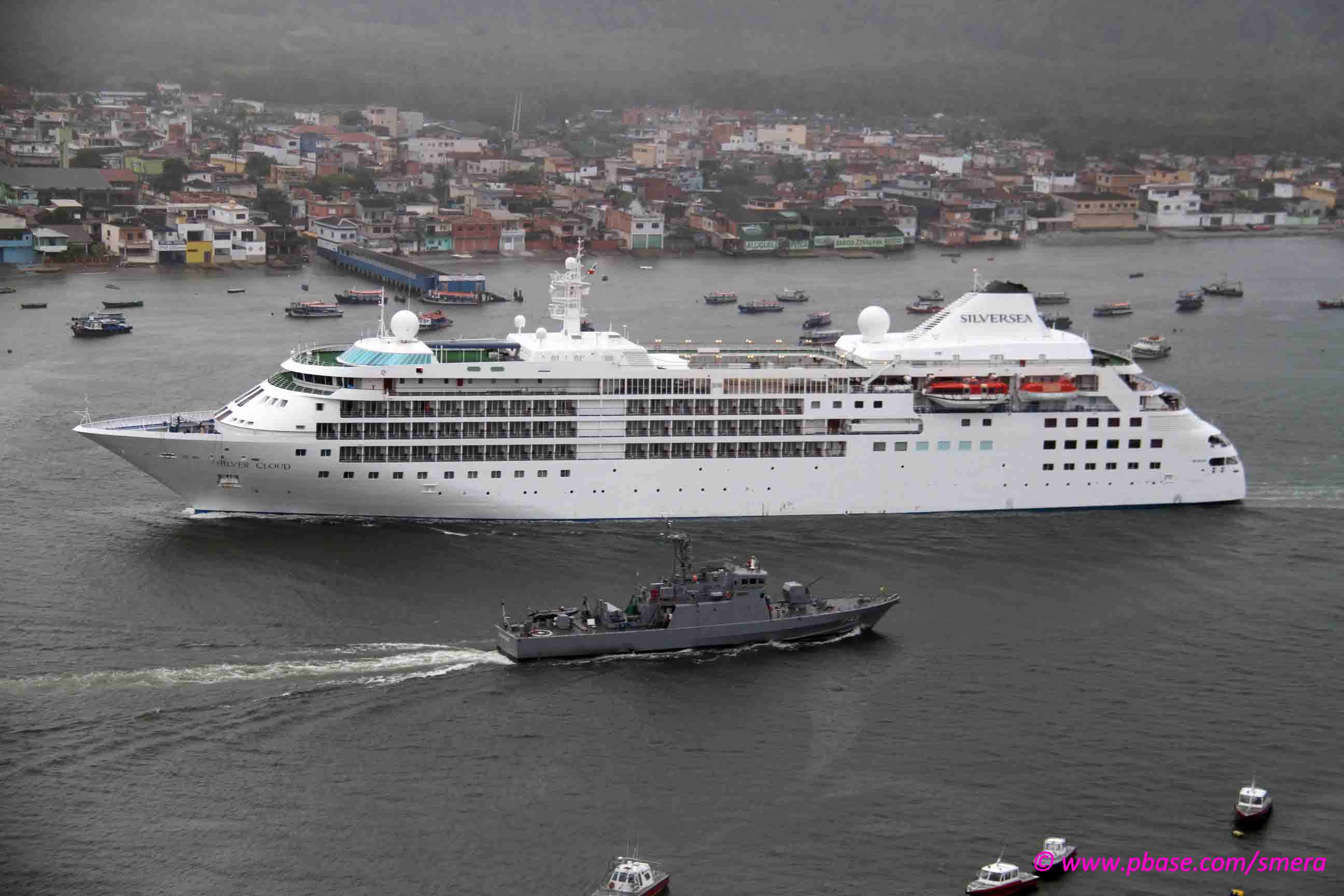 O Guajará cruzando com o navio de cruzeiros “Silver Cloud” na saída do Porto de Santos. (foto: Silvio Roberto Smera)
