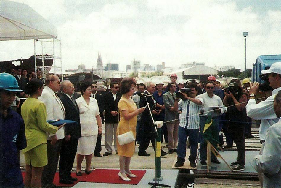A Senhora Rose Marie Sabóia, madrinha do navio, durante a cerimônia de batismo e lançamento ao mar do Guanabara. (foto: SRPM)